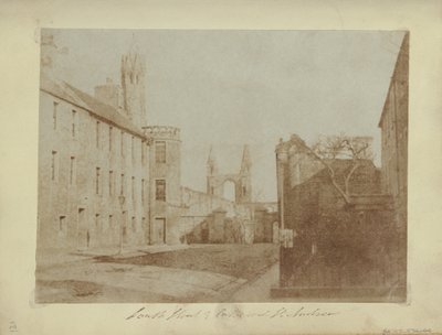 Das Ostende der South Street, St. Andrews, mit den Kathedralenruinen in der Ferne von Hill and Adamson